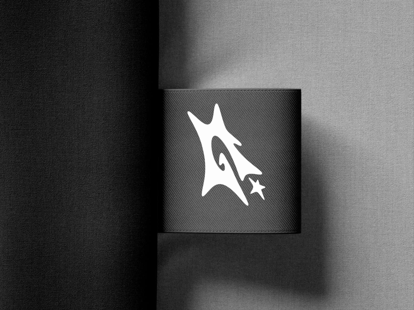 Detalj — Tkanina i label